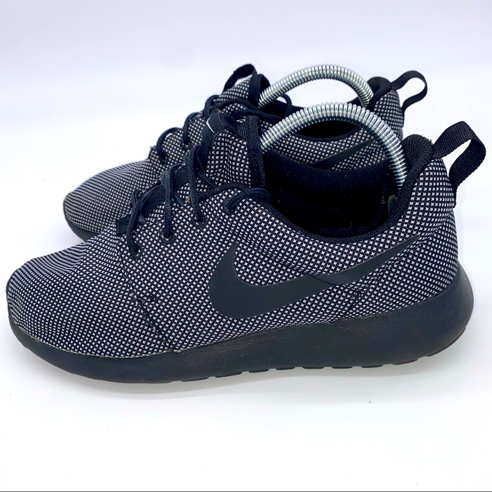 Women's Nike Roshe One Black Wolf Grey Black Women’s Size 8.5 511882-021 Shoe
